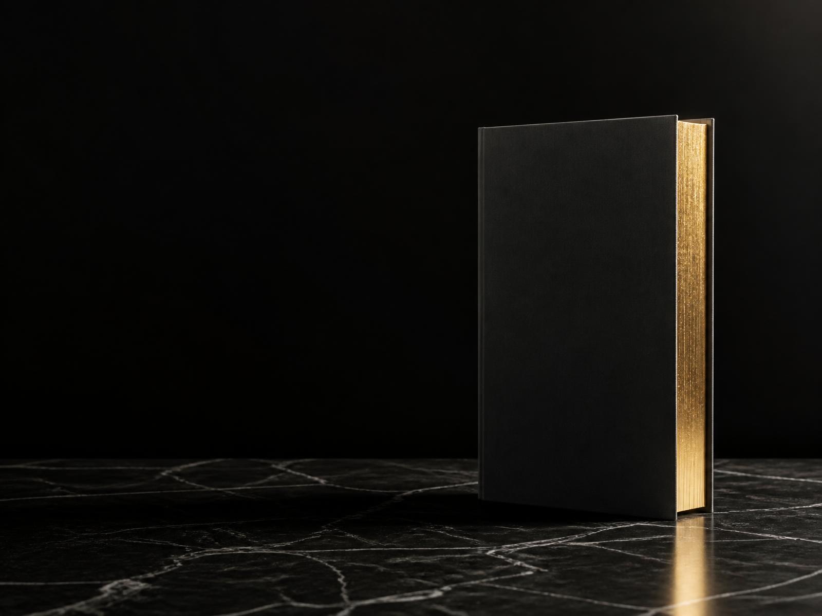 Livro em acabamento premium, símbolo da obra internacionalizada