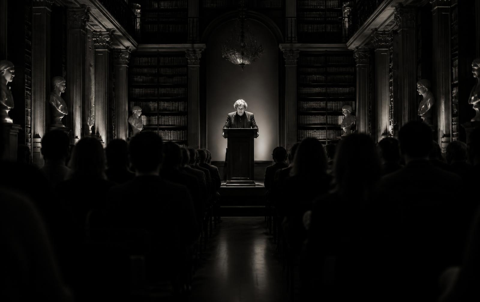 Autor palestrando em instituição cultural europeia